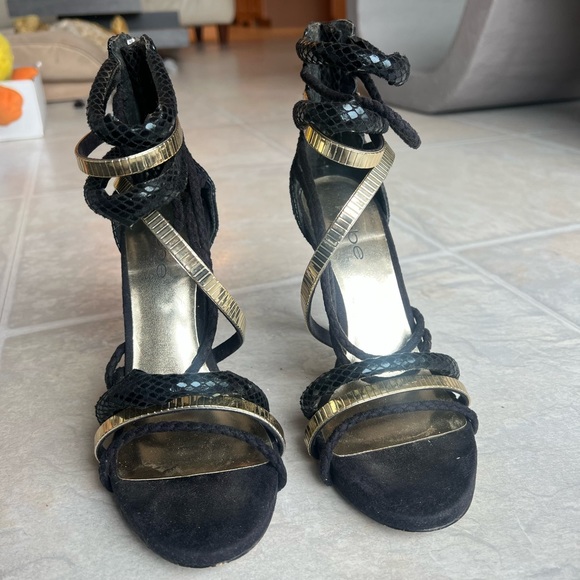 Black and gold Bebe heels - Picture 2 of 6
